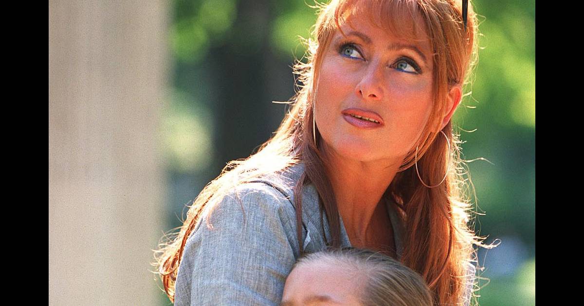 Julie Piétri et sa fille Manon (1999) - Purepeople