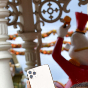 Vitaa - Le Festival Halloween Disney vient officiellement de débuter à Disneyland Paris. C’est le moment de venir profiter du retour des Méchants Disney, des nombreux « Points Selfies » avec Mickey et ses Amis dans leurs tenues spéciales Halloween, de la décoration automnale du Parc Disneyland et bien sûr des attractions frissonnantes ! De nombreuses célébrités ont tenu à faire partie des premiers visiteurs de cette saison incontournable et plonger le plus tôt possible dans cette atmosphère méchamment drôle. Découvrez leurs expériences en images et retrouvez ci-dessous le programme du Festival Halloween Disney qui se déroule tous les jours jusqu’au 1er novembre 2020.  