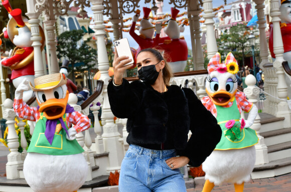 Vitaa - Le Festival Halloween Disney vient officiellement de débuter à Disneyland Paris. C’est le moment de venir profiter du retour des Méchants Disney, des nombreux « Points Selfies » avec Mickey et ses Amis dans leurs tenues spéciales Halloween, de la décoration automnale du Parc Disneyland et bien sûr des attractions frissonnantes ! De nombreuses célébrités ont tenu à faire partie des premiers visiteurs de cette saison incontournable et plonger le plus tôt possible dans cette atmosphère méchamment drôle. Découvrez leurs expériences en images et retrouvez ci-dessous le programme du Festival Halloween Disney qui se déroule tous les jours jusqu’au 1er novembre 2020.  