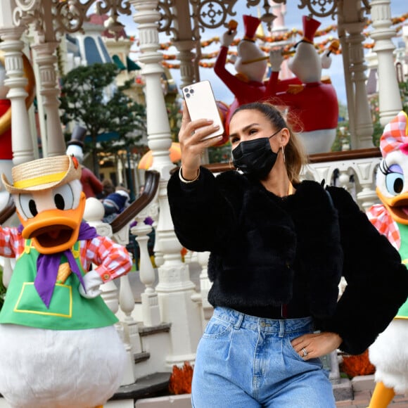 Vitaa - Le Festival Halloween Disney vient officiellement de débuter à Disneyland Paris. C’est le moment de venir profiter du retour des Méchants Disney, des nombreux « Points Selfies » avec Mickey et ses Amis dans leurs tenues spéciales Halloween, de la décoration automnale du Parc Disneyland et bien sûr des attractions frissonnantes ! De nombreuses célébrités ont tenu à faire partie des premiers visiteurs de cette saison incontournable et plonger le plus tôt possible dans cette atmosphère méchamment drôle. Découvrez leurs expériences en images et retrouvez ci-dessous le programme du Festival Halloween Disney qui se déroule tous les jours jusqu’au 1er novembre 2020.  