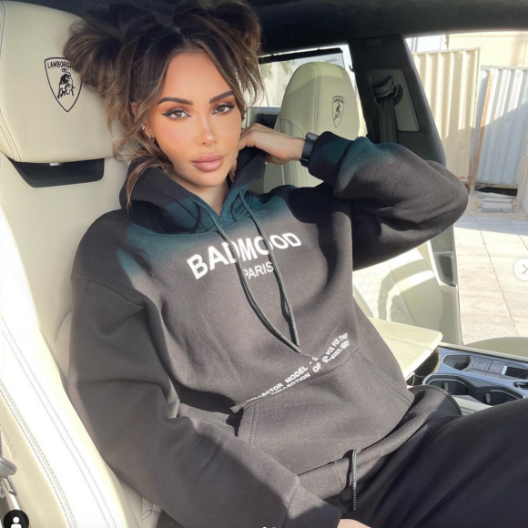 Nabilla porte plainte contre DHL.