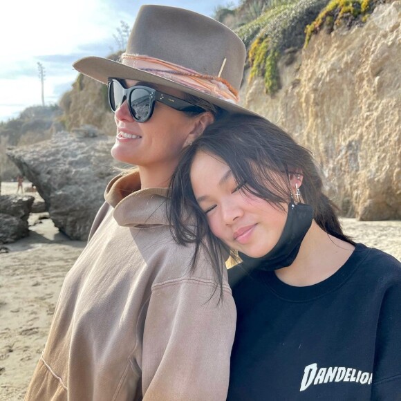 Laeticia Hallyday et sa fille Joy prennent la pose devant l'objectif de Jalil Lespert, sur Instagram,