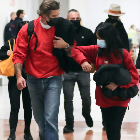 Exclusif - Laeticia Hallyday, ses filles Jade et Joy et son compagnon Jalil Lespert arrivent à Paris en provenance de Saint-Barthélemy, le 19 décembre 2020.