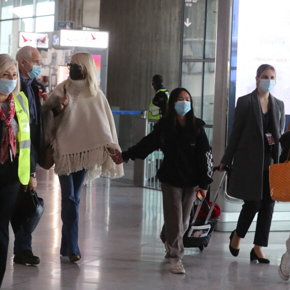 Exclusif - Laeticia Hallyday et ses filles Jade et Joy arrivent à l'aéroport de Roissy-Charles-de-Gaulle à Paris en provenance de Los Angeles, le 12 octobre 2020.
