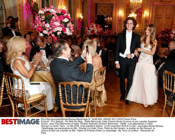 Exclusif - Stella Belmondo (en robe Chanel haute couture) et son cavalier Gaspard Guérin, Jean-Paul Belmondo et Natty Tardivel Belmondo - Les débutantes au Bal 2019 au Shangri-La Hotel, Paris. Le 30 novembre 2019. © Le Bal / Jacovides-Borde-Moreau / Bestimage