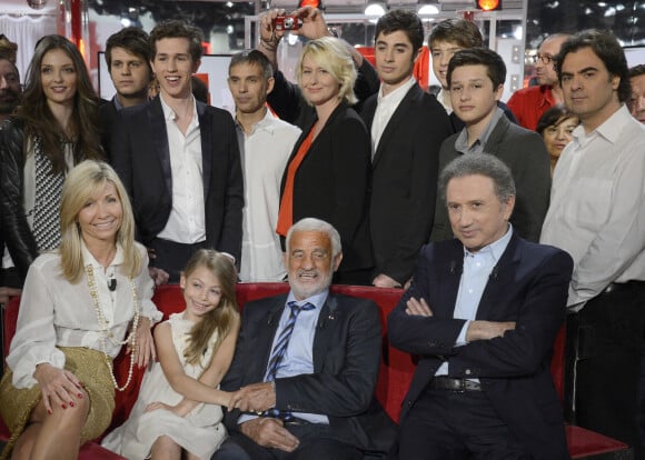 Annabelle, Alessandro, Victor, Christopher, Paul, Luana, Nicholas, Giacomo, Olivier, Natty, Stella et Jean Paul Belmondo, Michel Drucker - Enregistrement de l'emission "Vivement Dimanche" a Paris le 10 avril 2013.