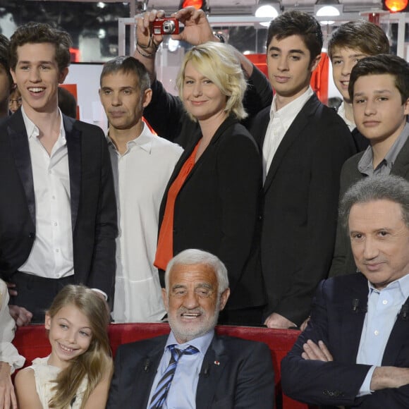 Annabelle, Alessandro, Victor, Christopher, Paul, Luana, Nicholas, Giacomo, Olivier, Natty, Stella et Jean Paul Belmondo, Michel Drucker - Enregistrement de l'emission "Vivement Dimanche" a Paris le 10 avril 2013.