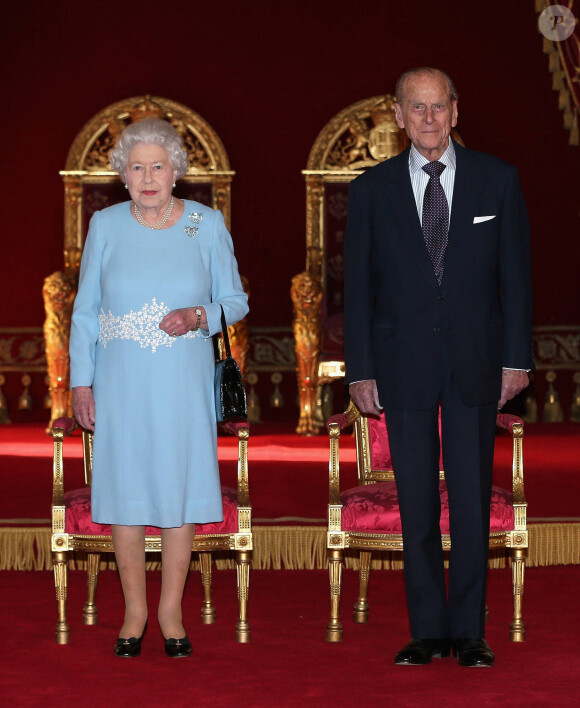La reine Elizabeth II et le prince Philip d'Angleterre, duc d'Edimbourg assistent à la remise de prix de l'enseignement au palais de Buckingham à Londres, le 27 février 2014.