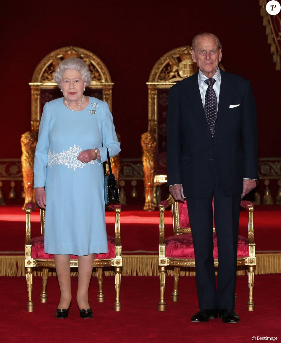 La reine Elizabeth II et le prince Philip d'Angleterre, duc d'Edimbourg assistent à la remise de prix de l'enseignement au palais de Buckingham à Londres, le 27 février 2014.