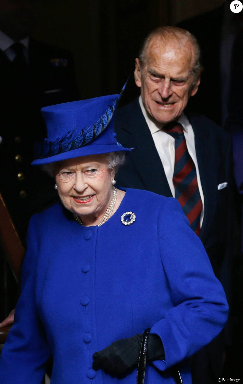 La reine Elizabeth II d 'Angleterre et le prince Philip, duc d'Edimbourg visitent l'hotel de ville de Windsor, le 29 novembre 2013 a l'occasion de l'inauguration des fenetres du jubile de diamant.