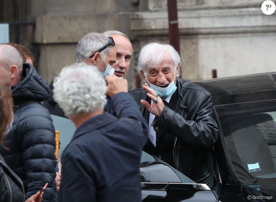 Jean-Paul Belmondo et son fils Paul Belmondo - Sorties - Hommage à Guy Bedos en l'église de Saint-Germain-des-Prés à Paris le 4 juin 2020.