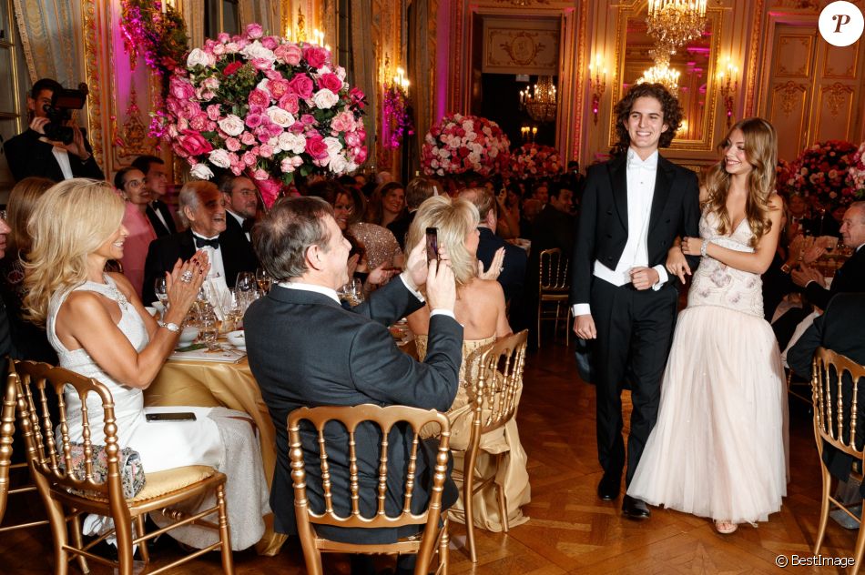 Exclusif - Stella Belmondo (en robe Chanel haute couture) et son cavalier Gaspard Guérin, Jean-Paul Belmondo et Natty Tardivel Belmondo - Les débutantes au Bal 2019 au Shangri-La Hotel, Paris. Le 30 novembre 2019 . © Le Bal / Jacovides-Borde-Moreau / Bestimage