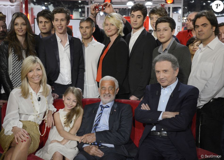 Annabelle, Alessandro, Victor, Christopher, Paul, Luana, Nicholas, Giacomo, Olivier, Natty, Stella et Jean Paul Belmondo, Michel Drucker - Enregistrement de l'emission "Vivement Dimanche" a Paris le 10 avril 2013.