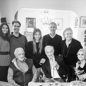Jean-Paul Belmondo fête ses 88 ans entouré des siens, le 9 avril 2021, sur Instagram.