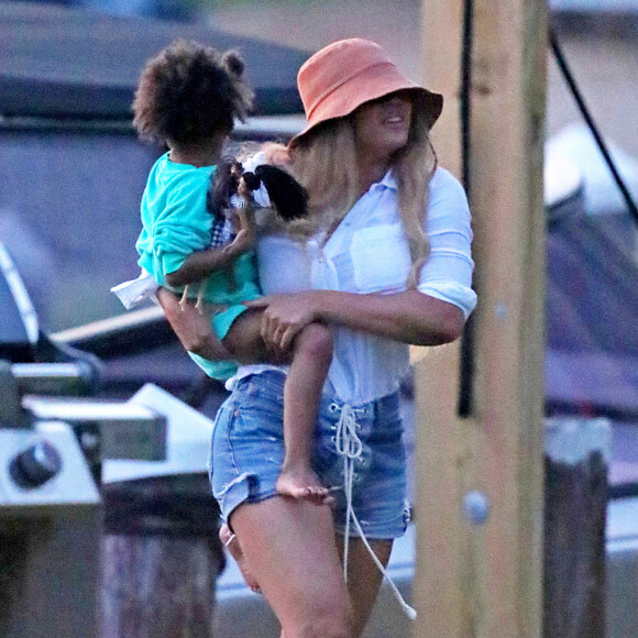 Exclusif - Beyonce et Jay-Z en famille font une sortie en mer sur un luxueux bateau avec Jack Dorsey, le PDG de Twitter, dans les Hamptons, le 24 août 2020. Le couple était accompagné de leurs jumeaux de trois ans, Sir Carter et Rumi, et de leur fille de huit ans, Blue Ivy.