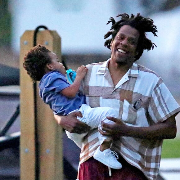 Exclusif - Jay-Z en famille fait une sortie en mer sur un luxueux bateau avec Jack Dorsey, le PDG de Twitter, dans les Hamptons, le 24 août 2020. Avec son épouse Beyoncé, il était accompagné de leurs jumeaux de trois ans, Sir Carter et Rumi, et de leur fille de huit ans, Blue Ivy.