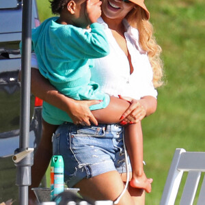 Exclusif - Beyonce en famille fait une sortie en mer sur un luxueux bateau avec Jack Dorsey, le PDG de Twitter, dans les Hamptons, le 24 août 2020. Avec Jay-Z, elle était accompagnée de leurs jumeaux de trois ans, Sir Carter et Rumi, et de leur fille de huit ans, Blue Ivy.