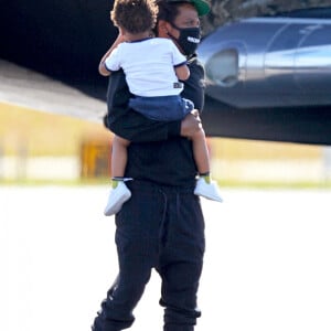 Exclusif - Jay Z avec ses enfants arrivent en jet privé dans les Hamptons à New York le 19 juin 2020.