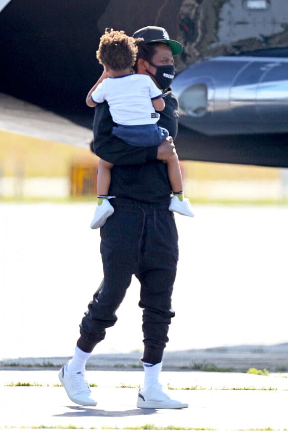 Exclusif - Jay Z avec ses enfants arrivent en jet privé dans les Hamptons à New York le 19 juin 2020.
