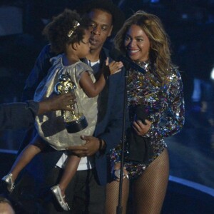 Jay-Z rejoint Beyoncé sur la scène des MTV VMA Awards avec leur fille Ivy Blue à Los Angeles, le 24 août 2014.