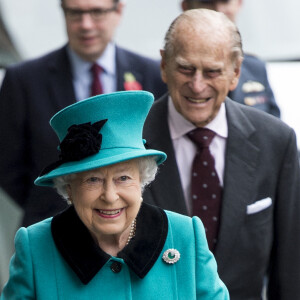 La reine Elisabeth II d'Angleterre, le prince Philip, duc d'Edimbourg assistent à l'inauguration de l'institut Francis Crick à Londres, le 9 novembre 2016. 