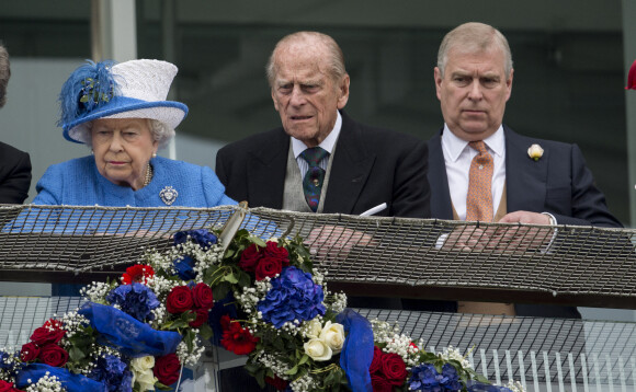 Info - Le prince Andrew ne participera pas aux célébrations des 100 ans de son père Philip - La reine Elisabeth II et son mari et le prince Philip, Duc d'Edimbourg avec le prince Andrew, duc d'York - La reine Elisabeth II, La reine Elisabeth II d'Angleterre assiste au Derby d'Epsom 2016, course hippique à Epsom le 4 juin 2016.