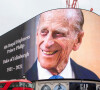 Un portrait du prince Philip, duc d'Edimbourg, diffusé sur un écran géant à Picadilly Circus à Londres, suite à l'annonce de son décès. Le 10 avril 2021
