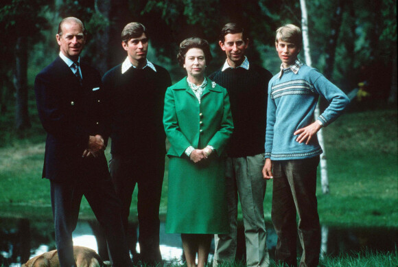 La reine Elisabeth II d'Angleterre, le prince Philip, duc d'Edimbourg, et leurs fils, le prince Andrew, le prince Charles et le prince Edward en 1975.