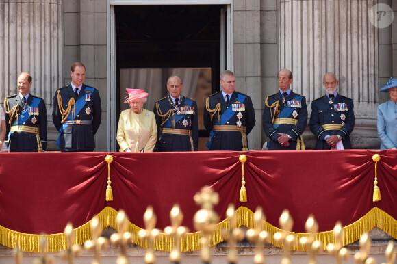 Le prince Edward, le prince William, duc de Cambridge, la reine Elisabeth II, le prince Philip, duc d'Edimbourg et le prince Andrew, duc d'York - La famille royale d'Angleterre assiste à la parade de la Royale Air Force pour le 75ème anniversaire de la bataille d'Angleterre à Londres.