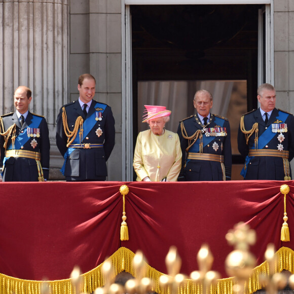 Le prince Edward, le prince William, duc de Cambridge, la reine Elisabeth II, le prince Philip, duc d'Edimbourg et le prince Andrew, duc d'York - La famille royale d'Angleterre assiste à la parade de la Royale Air Force pour le 75ème anniversaire de la bataille d'Angleterre à Londres.