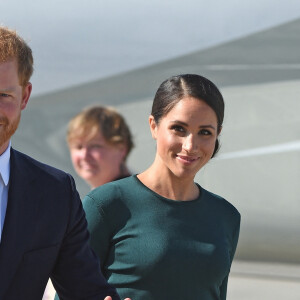 Le prince Harry, duc de Sussex et sa femme Meghan Markle, duchesse de Sussex arrivent à l'aéroport de Dublin, le 10 juillet 2018.