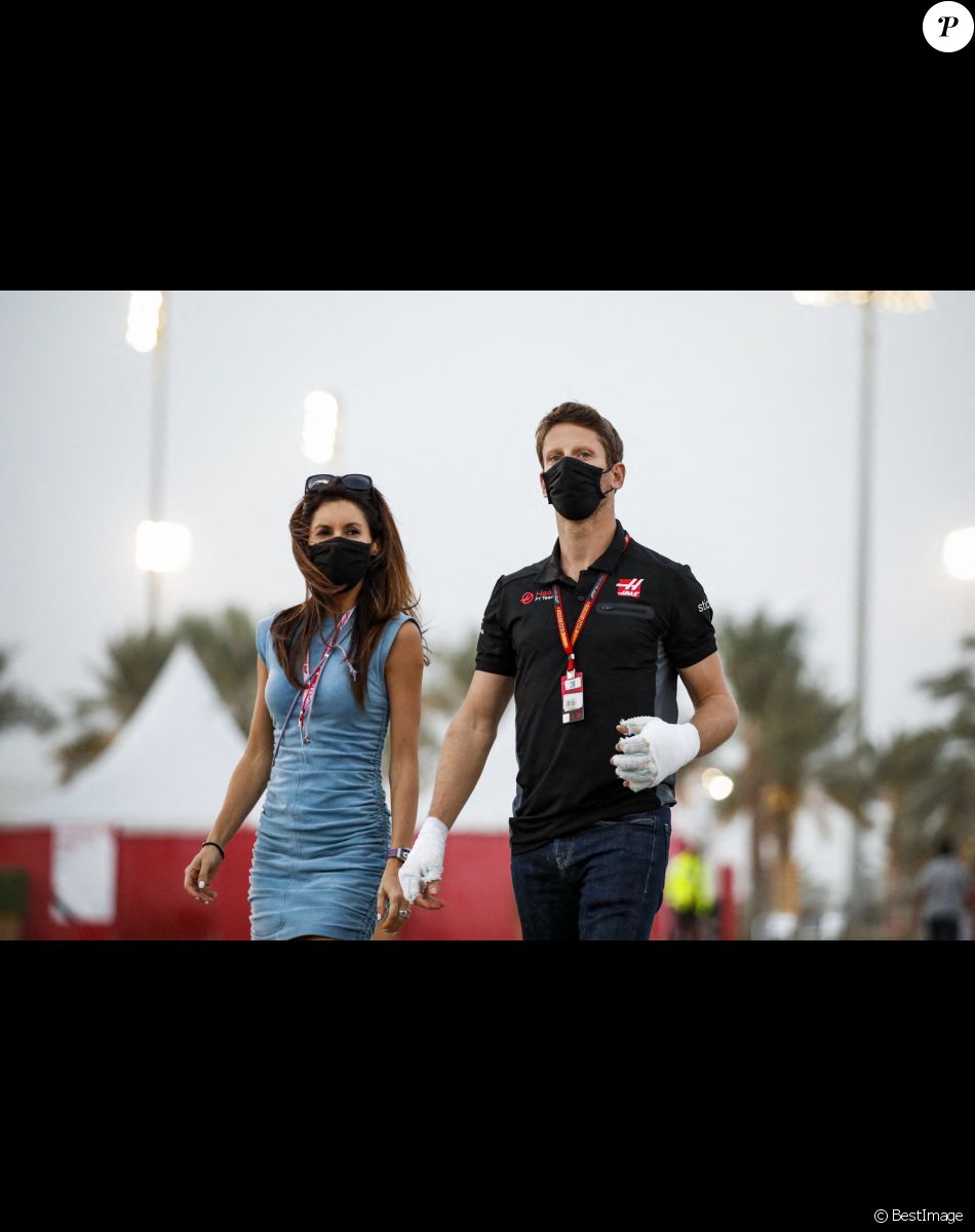Romain Grosjean, blessé aux mains, et sa femme Marion arrivent au Grand Prix de Sakhir le 6 décembre 2020. © Dppi / Panoramic / Bestimage