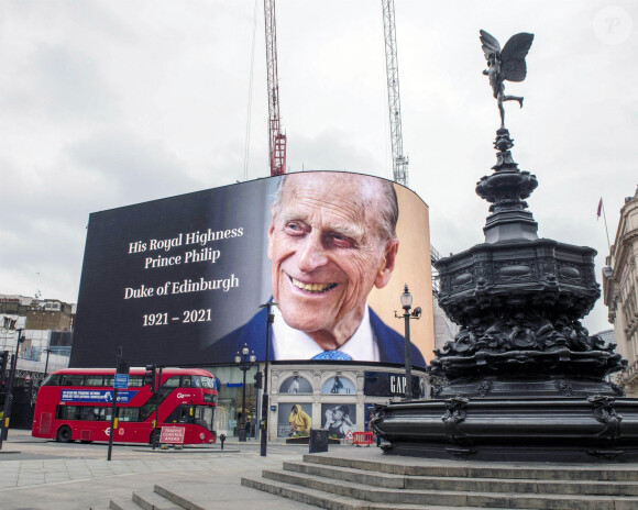 Les Anglais viennent rendrent hommage au prince Philip, duc d'Edimbourg devant les grilles de Buckingham Palace à Londres le 11 avril 2021.