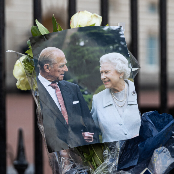 De nombreux hommages, des fleurs et des mots ont été déposés devant le palais de Buckingham à Londres, suite au décès du prince Philip, duc d'Edimbourg. Le 9 avril 2021