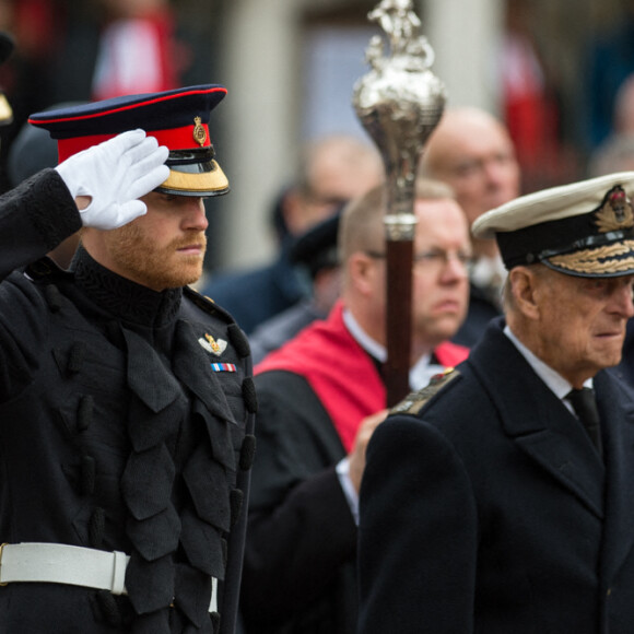 Le prince Harry et le prince Philip, duc d'Edimbourg lors de la cérémonie du "Field of Remembrance" à l'abbaye de Westminster à Londres, le 10 novembre 2016.