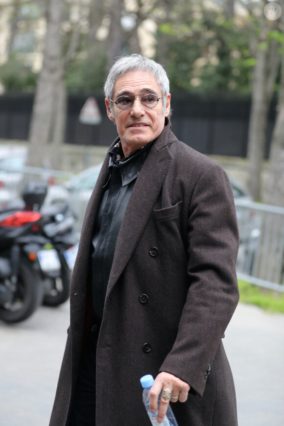 Gérard Lanvin arrive à l'enregistrement de l'émission Vivement Dimanche à Paris le 16 mars 2020.