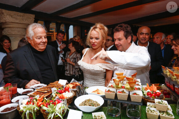 Massimo Gargia, Pamela Anderson et le chef Christophe Leroy - Dîner au profit de la Pamela Anderson Foundation à Paris le 4 mai 2017. © Philippe Doignon/Bestimage