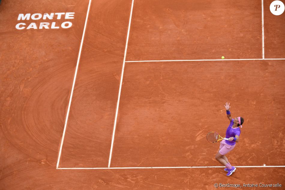 Rafael Nadal affronte l'Argentin Federico Delbonis lors du tournoi de tennis Rolex Monte Carlo Masters 2021 à Monaco, le 14 avril 2021. © Antoine Couvercelle/Panoramic/Bestimage