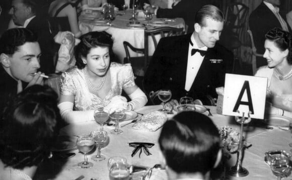 Archives - La reine Elisabeth II d'Angleterre et le prince Philip, duc d'Edimbourg, lors du dîner caritatif pour la fondation "George VI" au Dorchester Hotel à Londres. Mai 1948