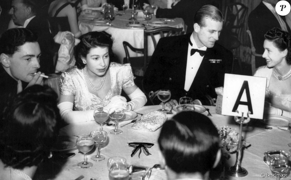 Archives - La reine Elisabeth II d'Angleterre et le prince Philip, duc d'Edimbourg, lors du dîner caritatif pour la fondation "George VI" au Dorchester Hotel à Londres. Mai 1948