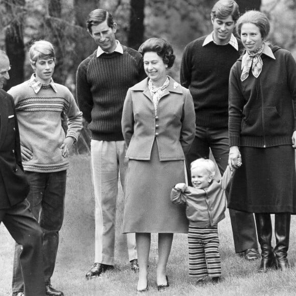 La reine Elisabeth II d'Angleterre, le prince Philip, duc d'Edimbourg, le prince Edward, le prince Charles, le prince Andrew, la princesse Anne et son fils Peter Phillips, à Balmoral pour le 32ème anniversaire de mariage de la reine et du duc d'Edimbourg. Novembre 1979