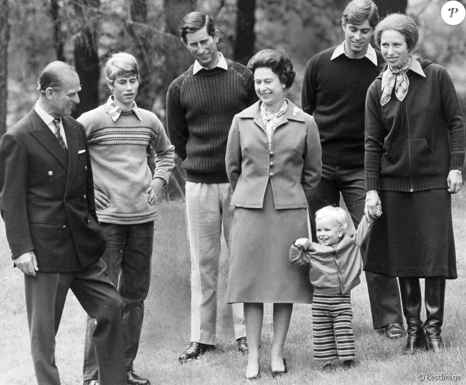 La reine Elisabeth II d'Angleterre, le prince Philip, duc d'Edimbourg, le prince Edward, le prince Charles, le prince Andrew, la princesse Anne et son fils Peter Phillips, à Balmoral pour le 32ème anniversaire de mariage de la reine et du duc d'Edimbourg. Novembre 1979