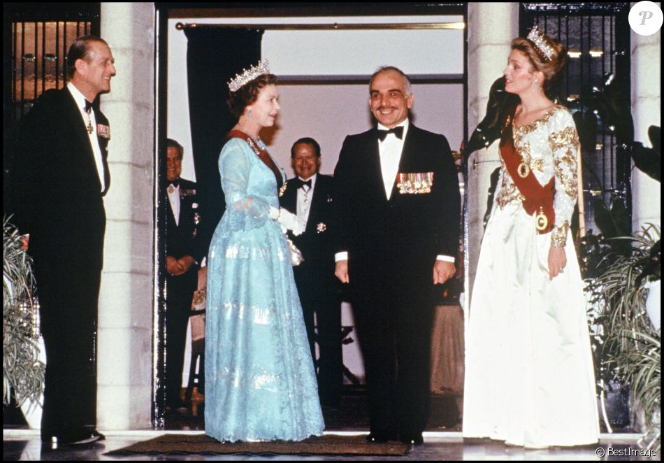 Le prince Philip et la reine Elizabeth avec le prince Hussein lors d'une visite officielle en Jordanie en 1984.