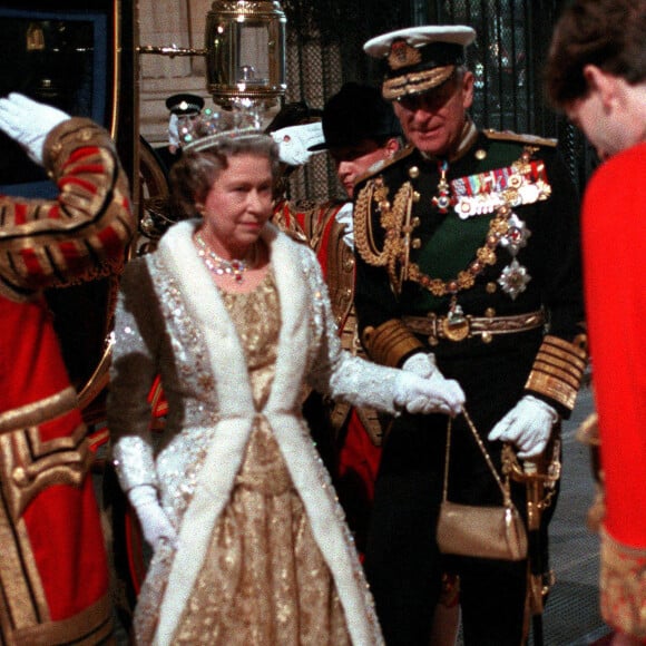 La reine Elisabeth II d'Angleterre et le prince Philip, duc d'Edimbourg lors de l'ouverture du parlement 1990.