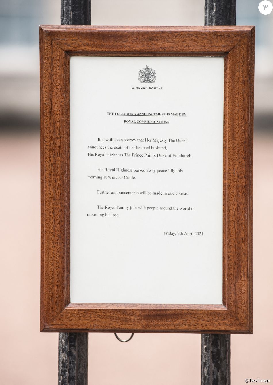 Le faire-part de décès du prince Philip, duc d'Edimbourg, est accroché sur la grille du palais de Buckingham à Londres le 9 avril 2021.