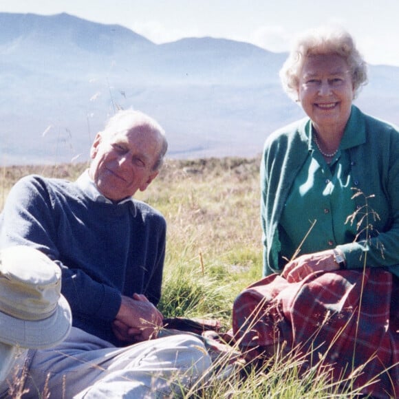 Archive - La reine Elisabeth II d'Angleterre et le prince Philip, duc d'Edimbourg, en vacances au sommet des Coyles de Muick près de Balmoral, Ecosse, Royaume-Uni, en 2003. 