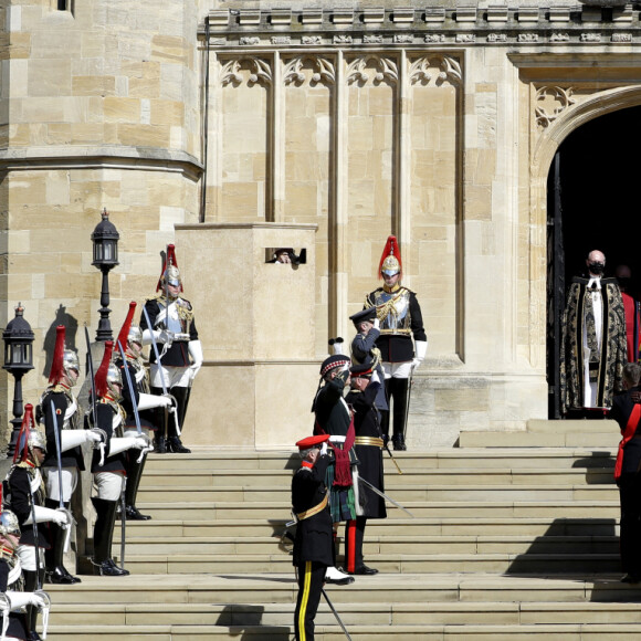 Le prince Charles, prince de Galles, la princesse Anne, le prince Andrew, duc d'York, le prince Edward, comte de Wessex, le prince William, duc de Cambridge, Peter Phillips, le prince Harry, duc de Sussex, David Armstrong-Jones, comte de Snowdon, Sir Timothy Laurence aux funérailles du prince Philip, duc d'Edimbourg à la chapelle Saint-Georges du château de Windsor, le 17 avril 2021.