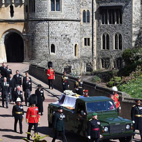 Le prince Charles, prince de Galles, le prince Andrew, duc d'York, le prince William, duc de Cambridge, David Armstrong-Jones, comte de Snowdon, Peter Phillips, la princesse Anne, le prince Edward, comte de Wessex, le prince Harry, duc de Sussex, Sir Timothy Laurence aux funérailles du prince Philip, duc d'Edimbourg à la chapelle Saint-Georges du château de Windsor, , Royaume Uni, le 17  avril 2021.