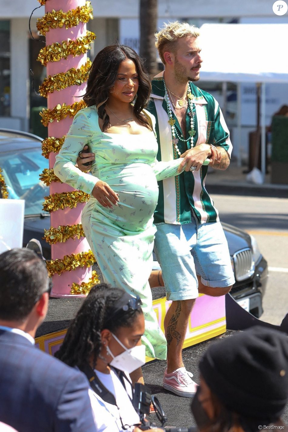 Christina Milian, enceinte, et M Pokora (Matt) font la promotion de la marque "Beignet Box" de Christina sur un char lors d'une parade à Los Angeles le 10 avril 2021.