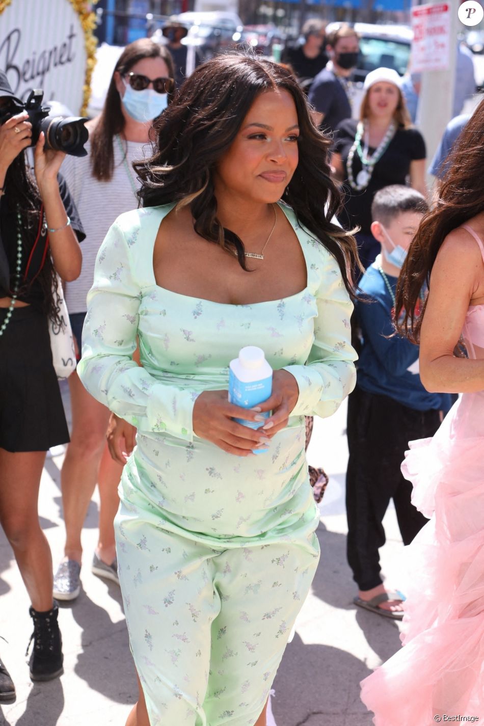 Christina Milian, enceinte, et M Pokora (Matt) font la promotion de la marque "Beignet Box" de Christina sur un char lors d'une parade à Los Angeles le 10 avril 2021.
